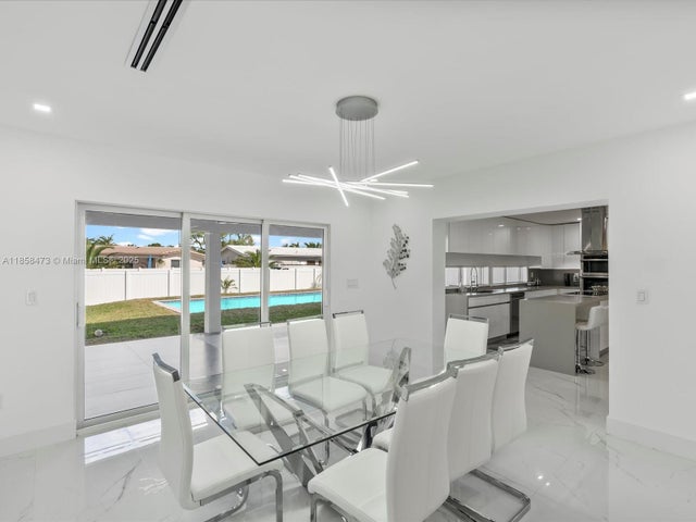 4 of 18 - 4901 S Grant St, Hollywood, FL