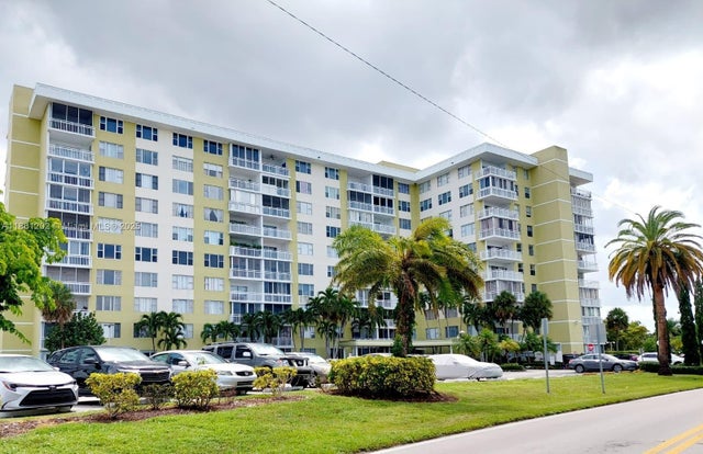 2 of 45 - 4400 Hillcrest Dr 1005a, Hollywood, FL