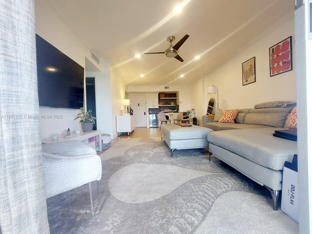 3 of 45 - 4400 Hillcrest Dr 1005a, Hollywood, FL