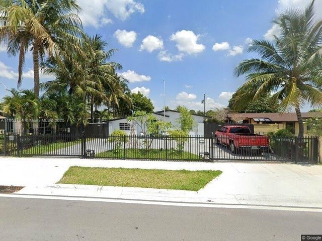 1 of 25 - 631 Se 3rd Pl, Hialeah, FL