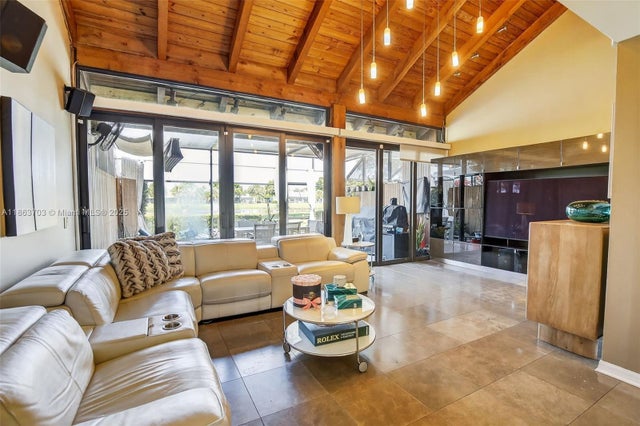 3 of 49 - 1530 W Golfview Dr, Pembroke Pines, FL