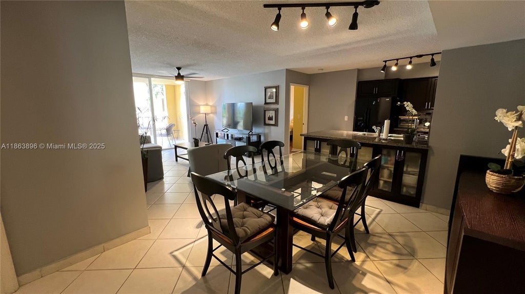19555 E Country Club Dr 8305, Aventura