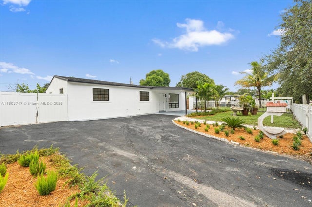 3 of 39 - 620 N 64th Ave, Hollywood, FL