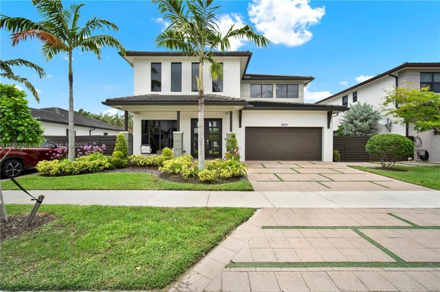 8935 Nw 161st Ter, Miami Lakes