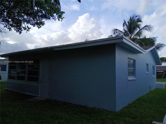 3 of 16 - 4502 Nw 46th St, Tamarac, FL