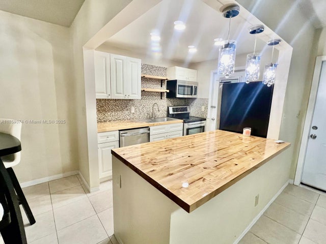 1631 Nw 46th Ave 119, Lauderhill