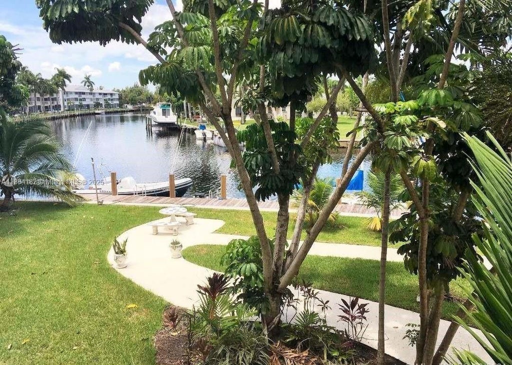 455 Golden Isles Dr 203, Hallandale Beach
