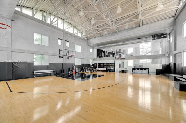 3 of 10 - 980 W 48th St, Miami Beach, FL