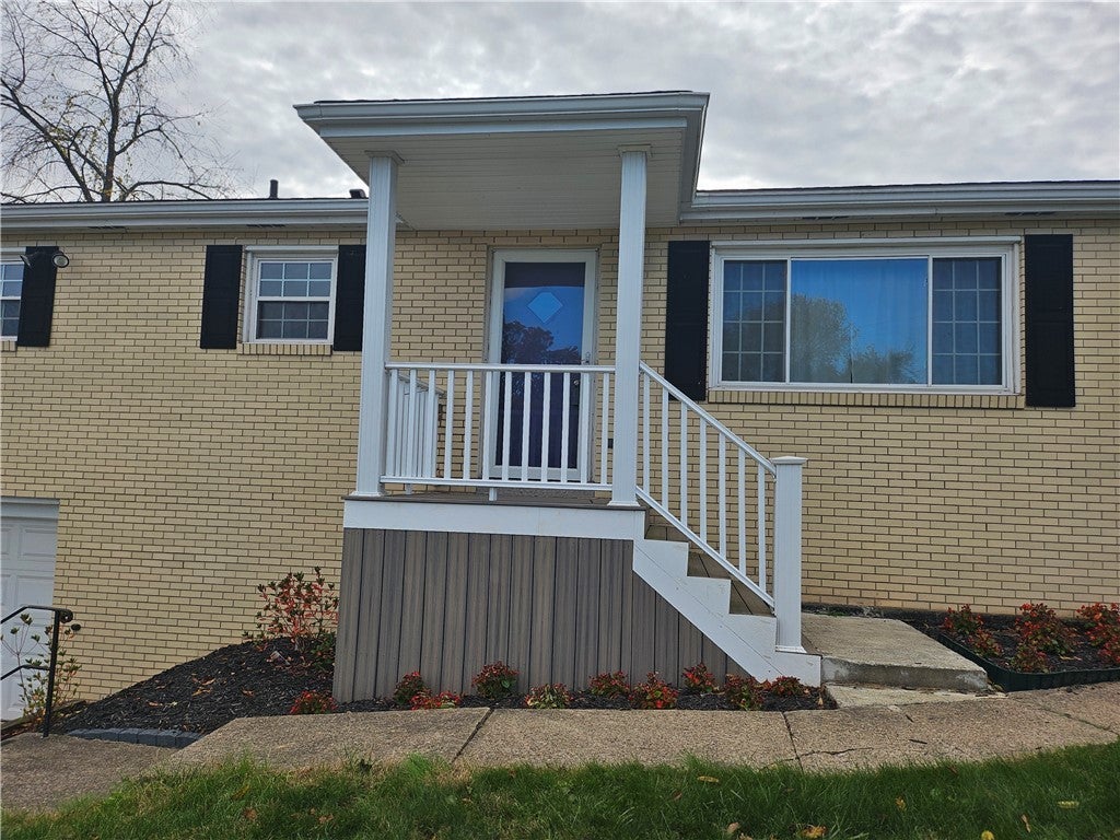 124 Clover Drive, Center