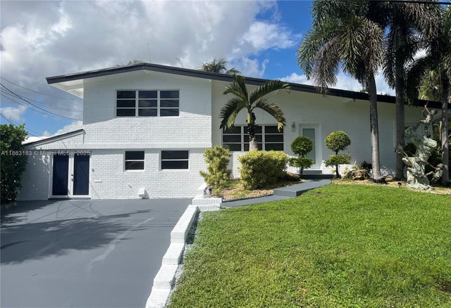 1 of 15 - 2413 Nassau Ln, Fort Lauderdale, FL