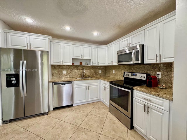 4 of 34 - 4850 Grapevine Way, Davie, FL