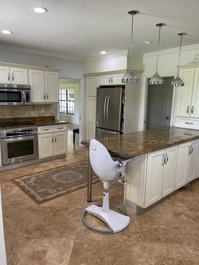 2 of 19 - 19265 E Saint Andrews Dr, Hialeah, FL