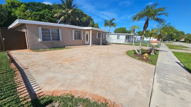 4 of 31 - 453 E 61st St, Hialeah, FL