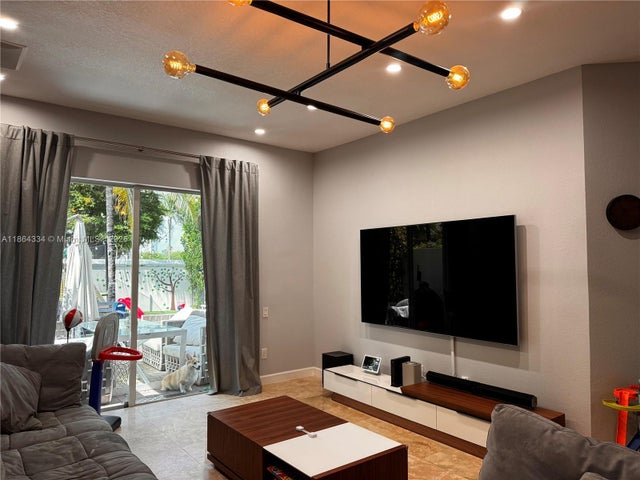 5 of 46 - 876 W Spinnaker Dr W, Hollywood, FL