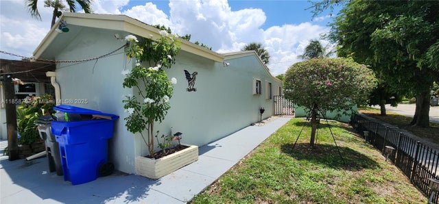 4 of 44 - 6670 Perry St, Hollywood, FL