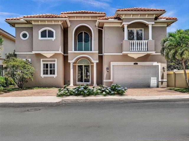 1 of 38 - 3521 Forest View Cir, Fort Lauderdale, FL