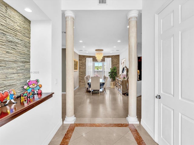 2 of 38 - 3521 Forest View Cir, Fort Lauderdale, FL