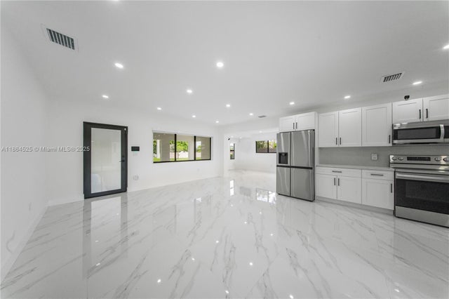 2 of 39 - 3021 Sw 97th Ave, Miami, FL