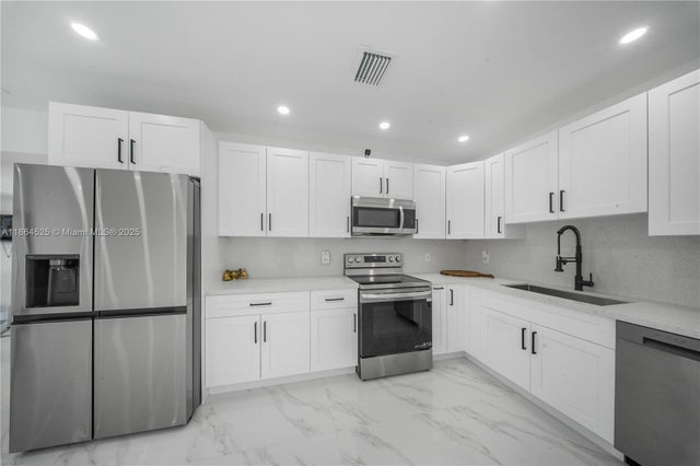 4 of 39 - 3021 Sw 97th Ave, Miami, FL