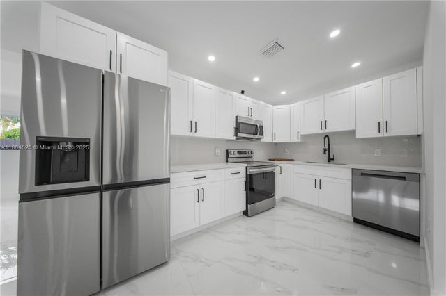 5 of 39 - 3021 Sw 97th Ave, Miami, FL
