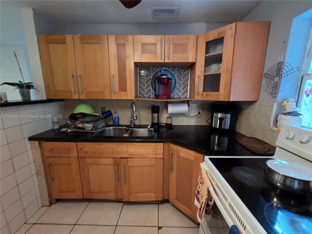 2 of 55 - 3433 Sw 12th Pl, Fort Lauderdale, FL