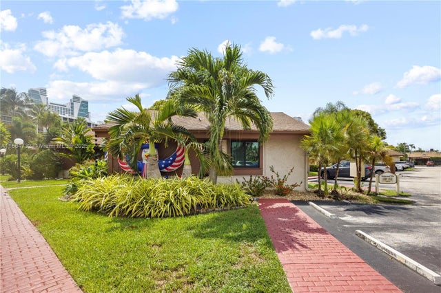 4 of 49 - 2731 S Parkview Dr, Hallandale Beach, FL