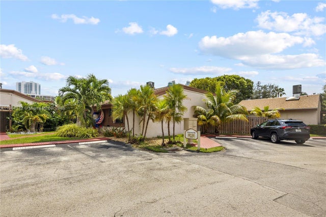 5 of 49 - 2731 S Parkview Dr, Hallandale Beach, FL