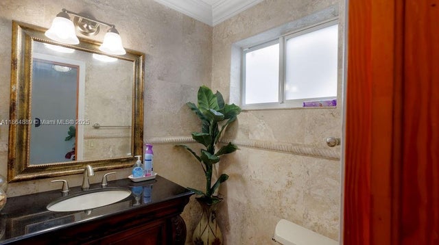 4 of 49 - 5875 W 3rd Ln, Hialeah, FL