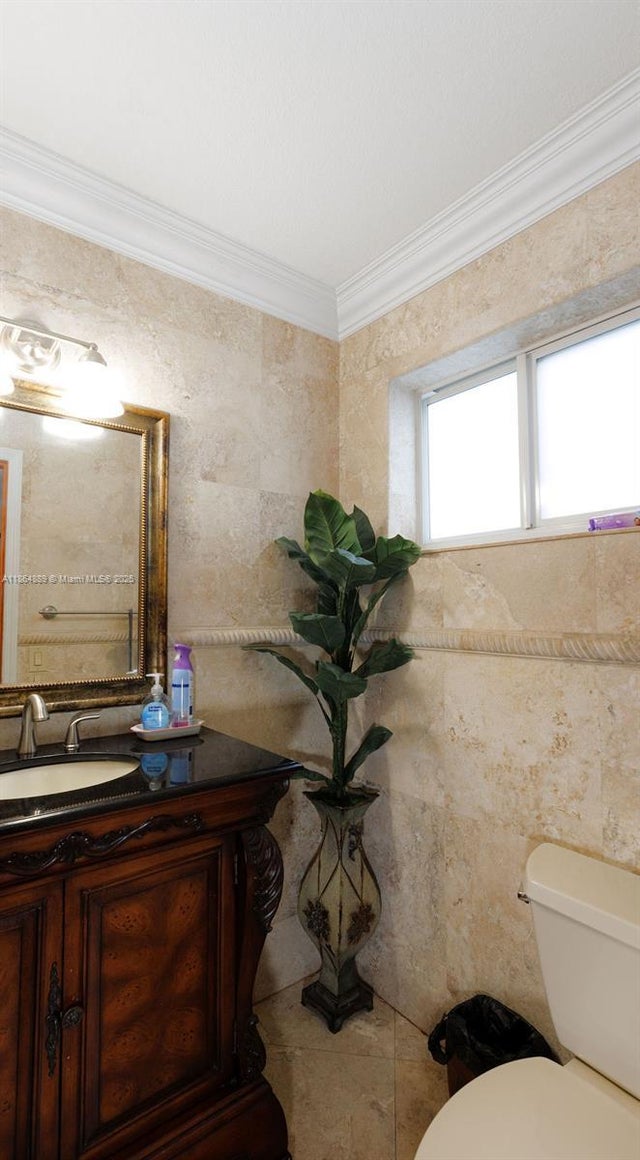 5 of 49 - 5875 W 3rd Ln, Hialeah, FL