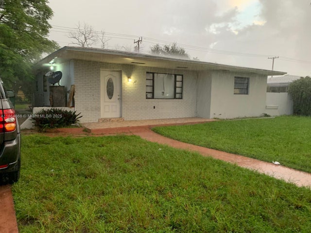 1 of 13 - 121 Nw 188th St, Miami Gardens, FL