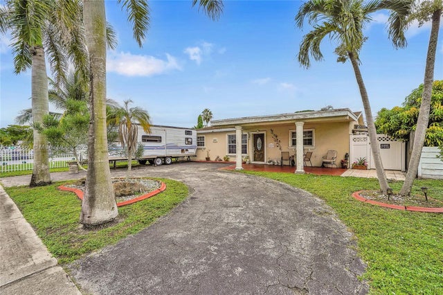 1 of 46 - 940 N 73rd Way, Hollywood, FL