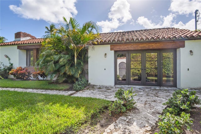 4 of 31 - 6350 Pinetree Dr, Miami Beach, FL