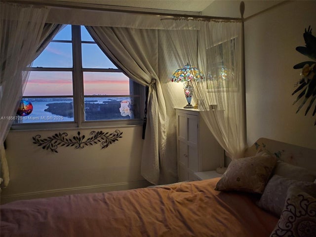 4 of 34 - 300 Bayview Dr 1902, Sunny Isles Beach, FL