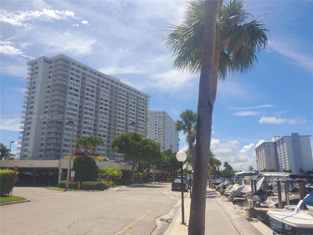 5 of 34 - 300 Bayview Dr 1902, Sunny Isles Beach, FL
