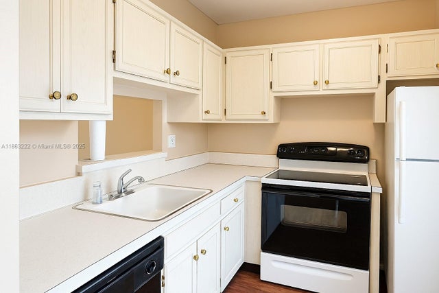4 of 48 - 5071 W Oakland Park Blvd 103, Lauderdale Lakes, FL