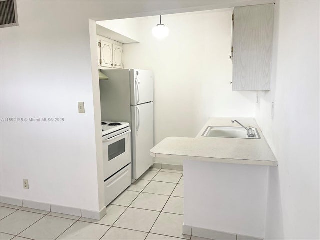 4 of 37 - 2145 Pierce St 421, Hollywood, FL