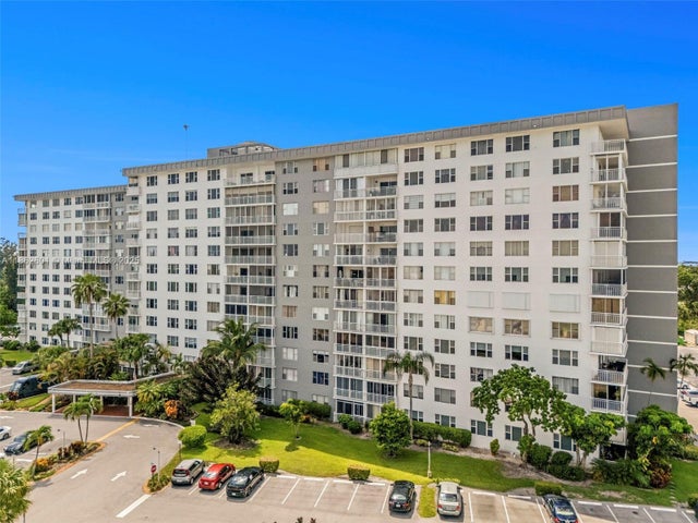 2 of 28 - 3800 Hillcrest Dr 412, Hollywood, FL