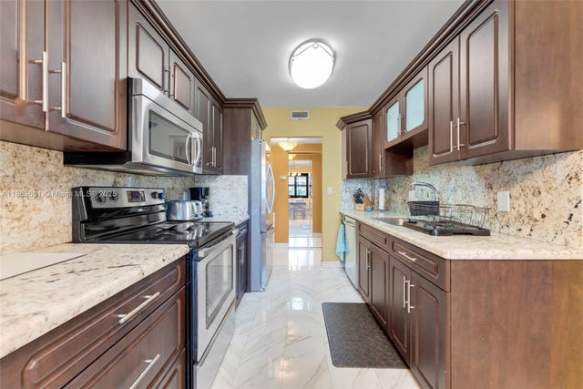 5 of 28 - 3800 Hillcrest Dr 412, Hollywood, FL