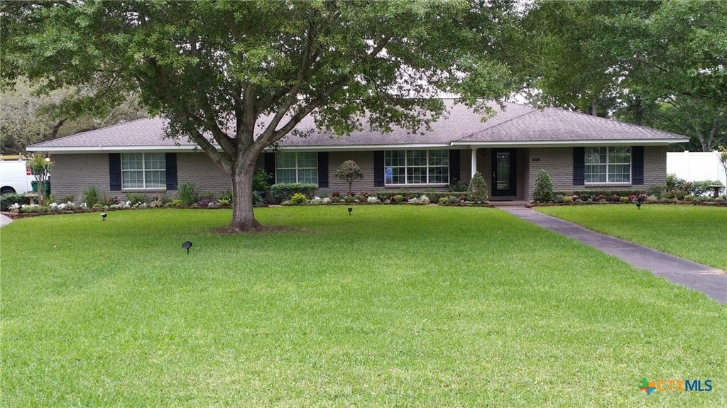 2101 Meadow Lane, El Campo