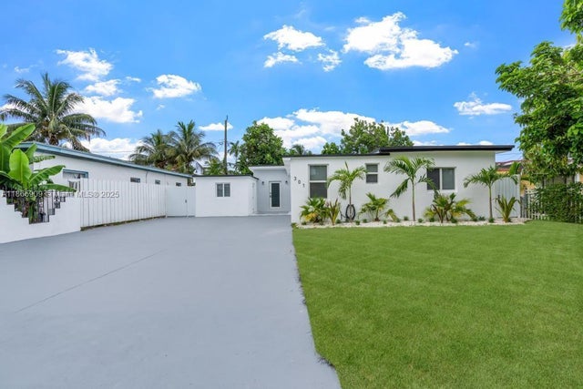 1 of 33 - 301 Nw 108th St, Miami, FL