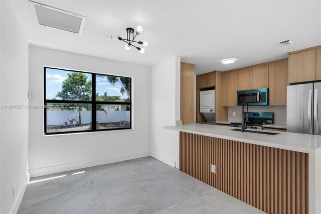4 of 37 - 4100 Sw 20th St, Hollywood, FL
