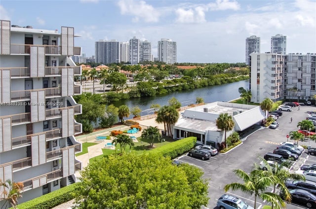 2 of 10 - 3401 N Country Club Dr 706, Aventura, FL