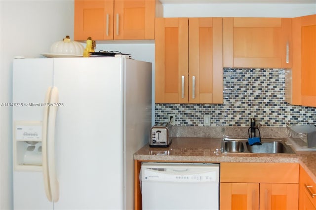 3 of 10 - 3401 N Country Club Dr 706, Aventura, FL
