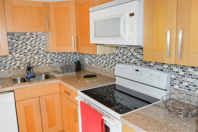 4 of 10 - 3401 N Country Club Dr 706, Aventura, FL