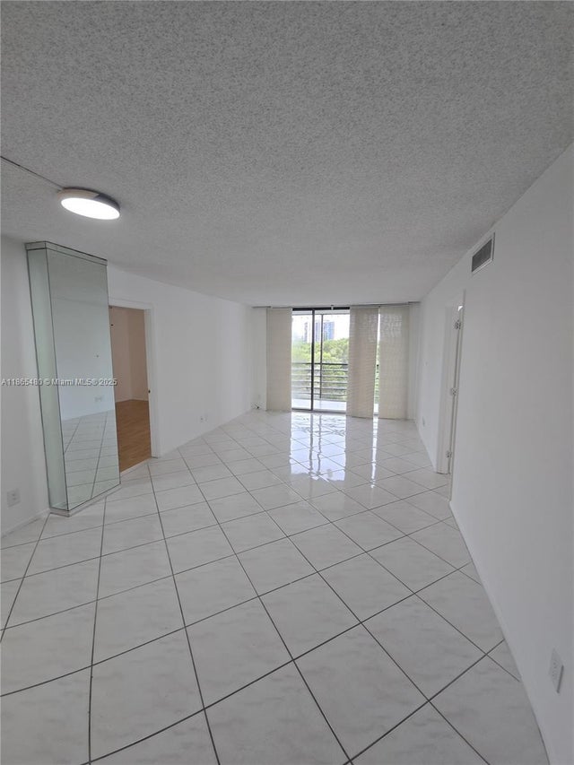 4 of 22 - 20500 W Country Club Dr 614, Aventura, FL