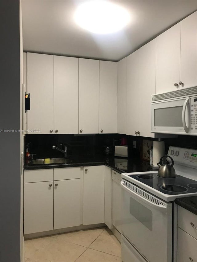 4 of 13 - 401 Ocean Dr 909, Miami Beach, FL