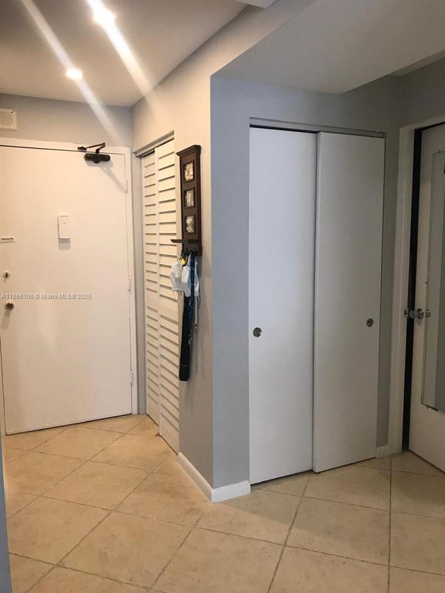 5 of 13 - 401 Ocean Dr 909, Miami Beach, FL