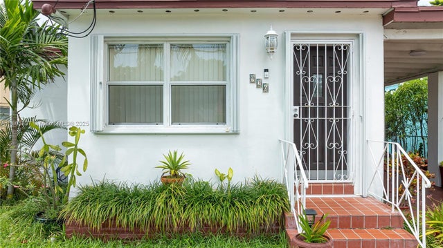 4 of 43 - 926 Nw 24th Ct, Miami, FL