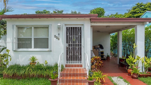 5 of 43 - 926 Nw 24th Ct, Miami, FL