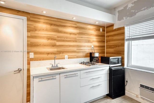 4 of 24 - 335 Ocean Dr 111, Miami Beach, FL